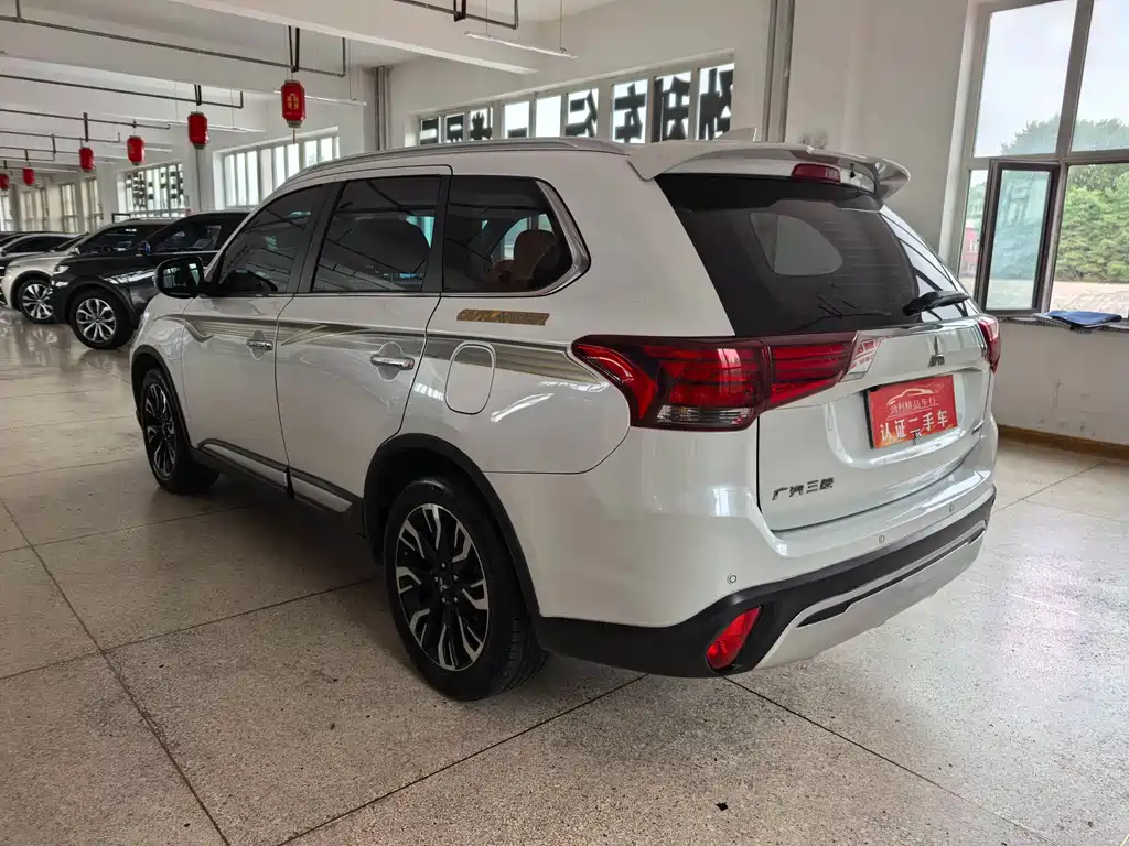 Mitsubishi Outlander — фото 4