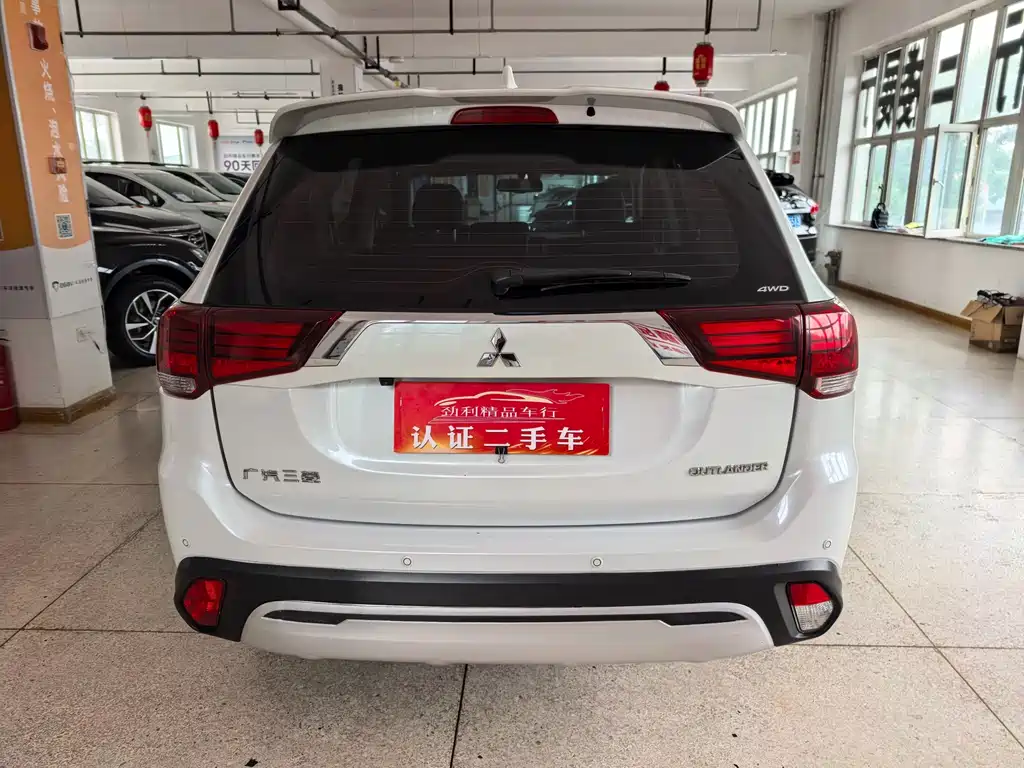Mitsubishi Outlander — фото 5