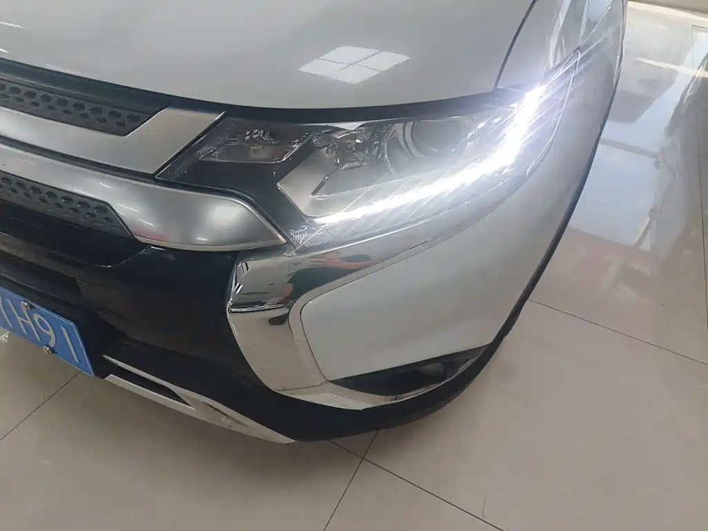 Mitsubishi Outlander — фото 18