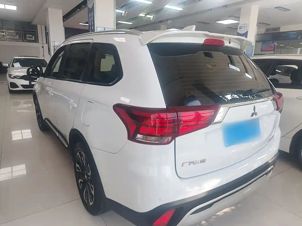 Mitsubishi Outlander — фото 23