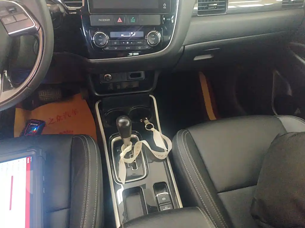 Mitsubishi Outlander — фото 10