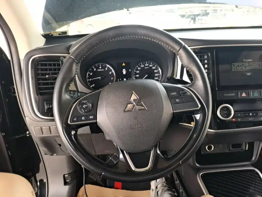 Mitsubishi Outlander — фото 11