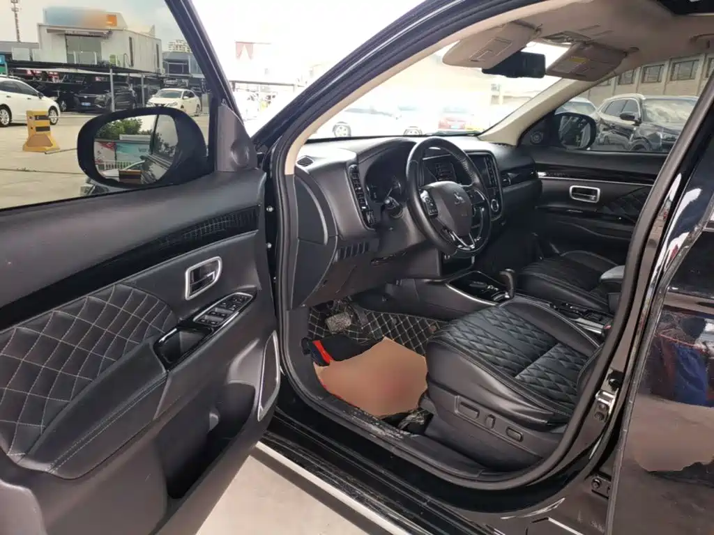 Mitsubishi Outlander — фото 16