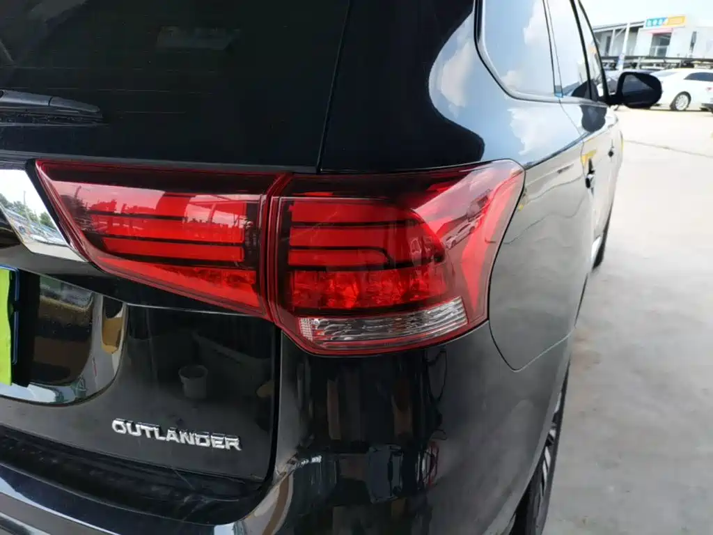 Mitsubishi Outlander — фото 8