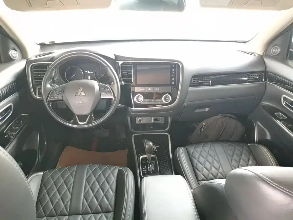 Mitsubishi Outlander — фото 10