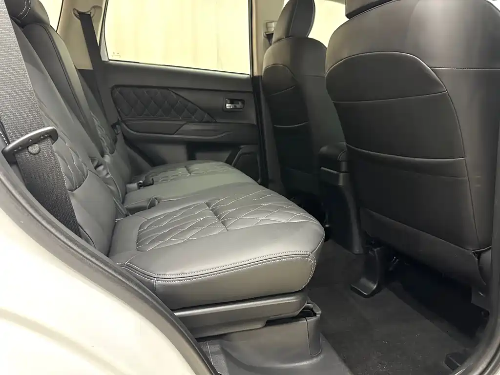 Mitsubishi Outlander — фото 11