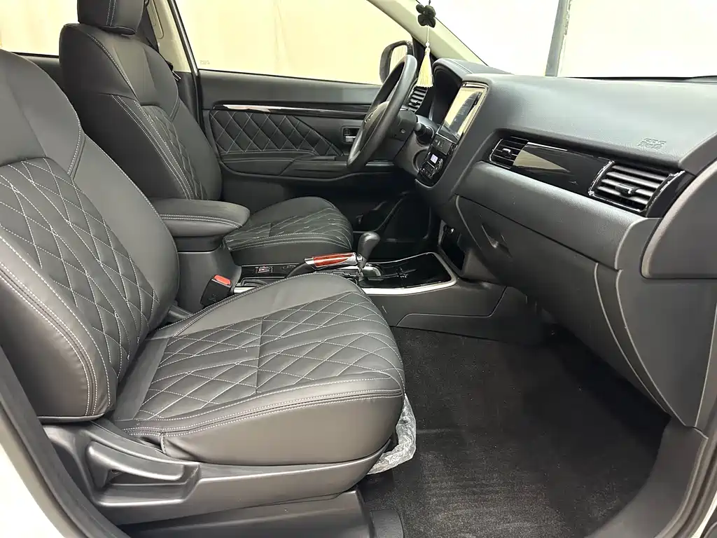 Mitsubishi Outlander — фото 10