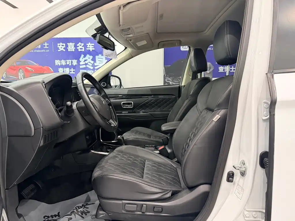 Mitsubishi Outlander — фото 15