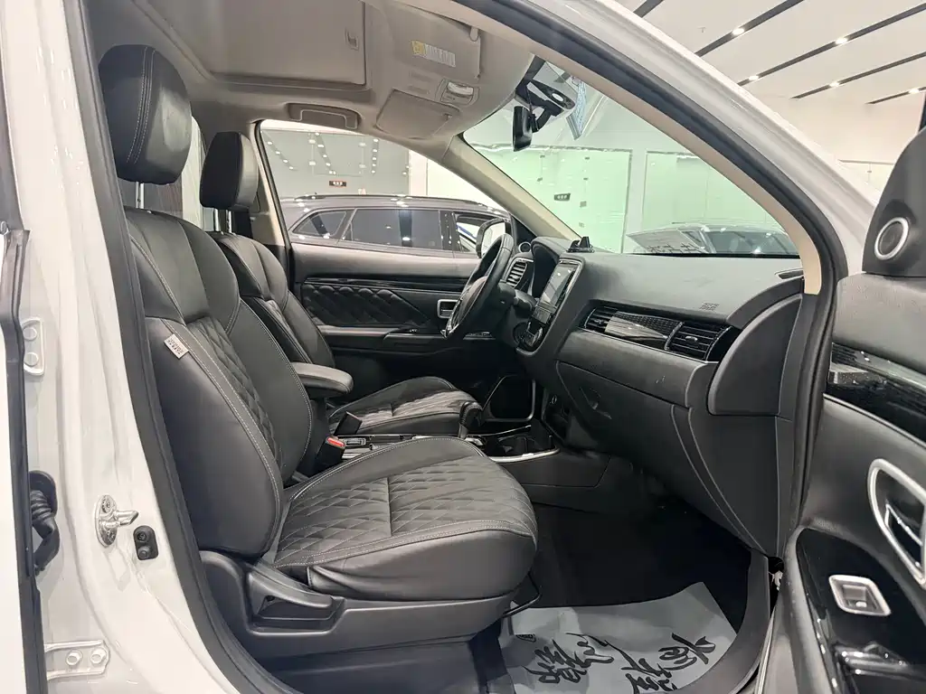 Mitsubishi Outlander — фото 18
