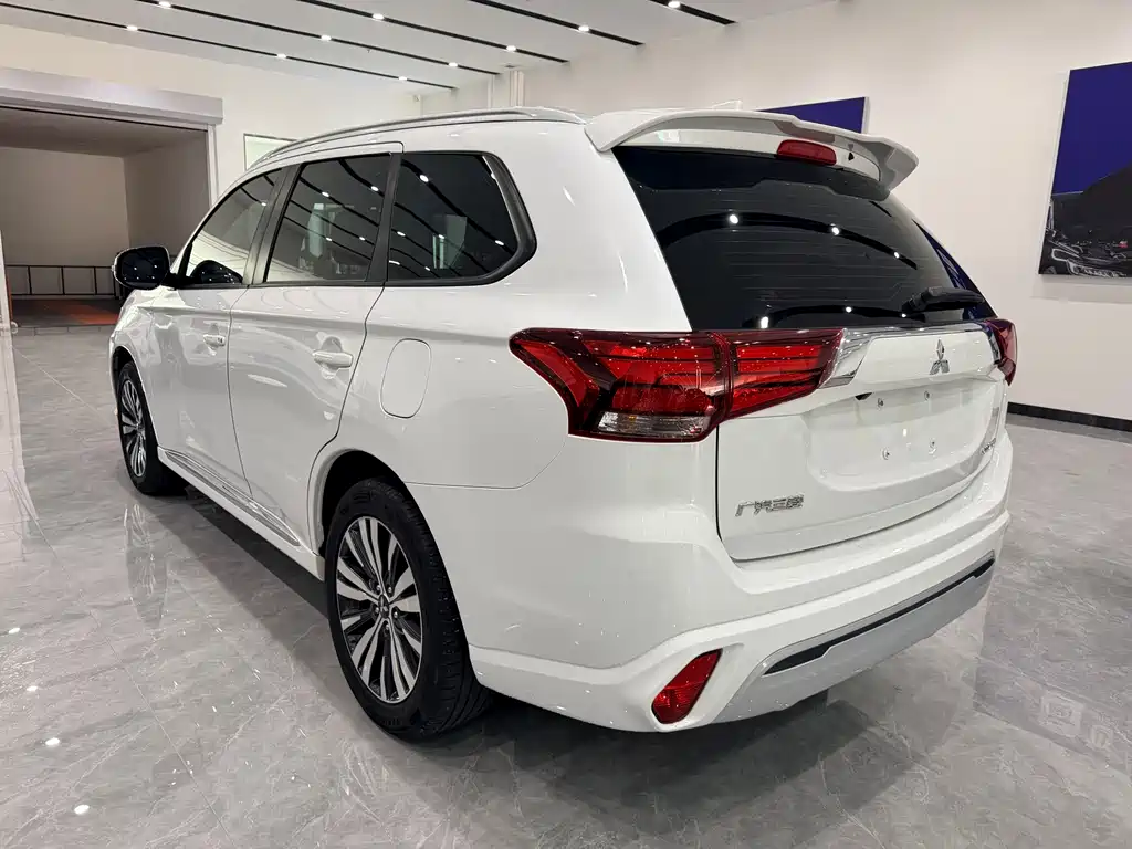 Mitsubishi Outlander — фото 4