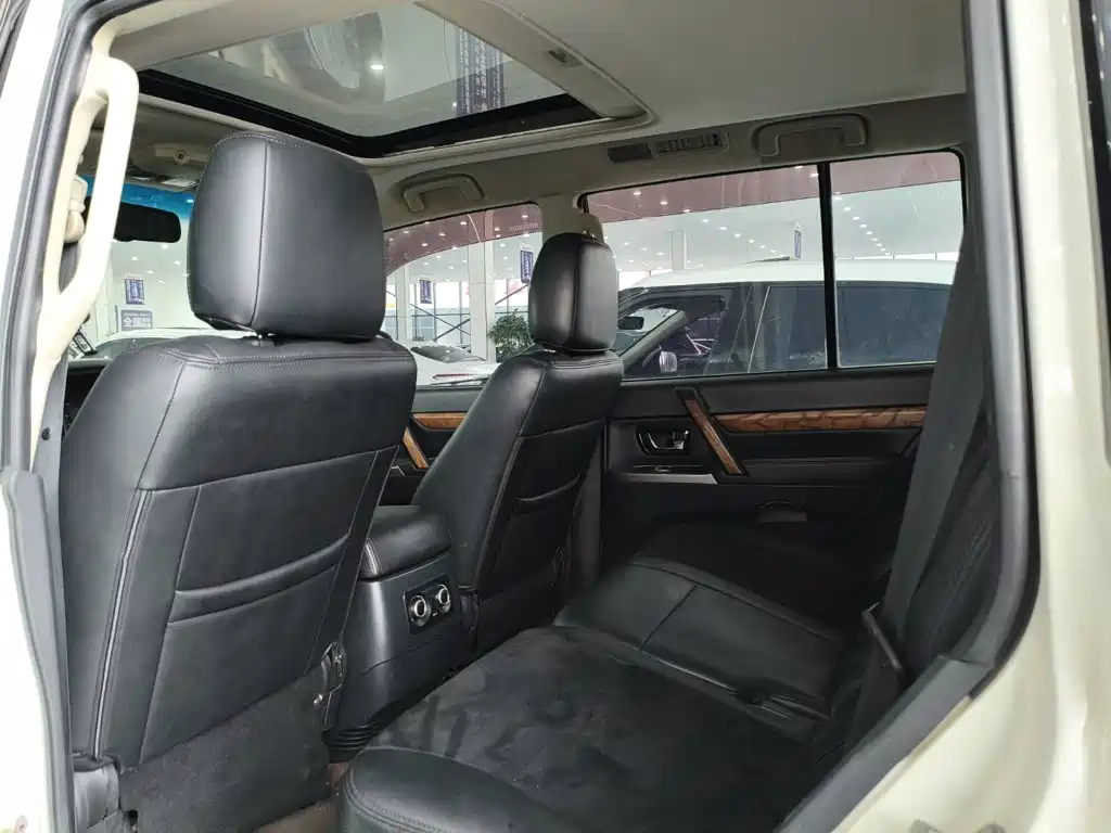 Mitsubishi Pajero (Import) — фото 14