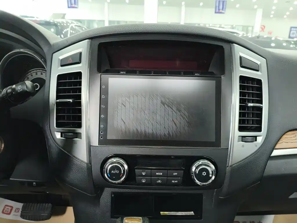Mitsubishi Pajero (Import) — фото 10