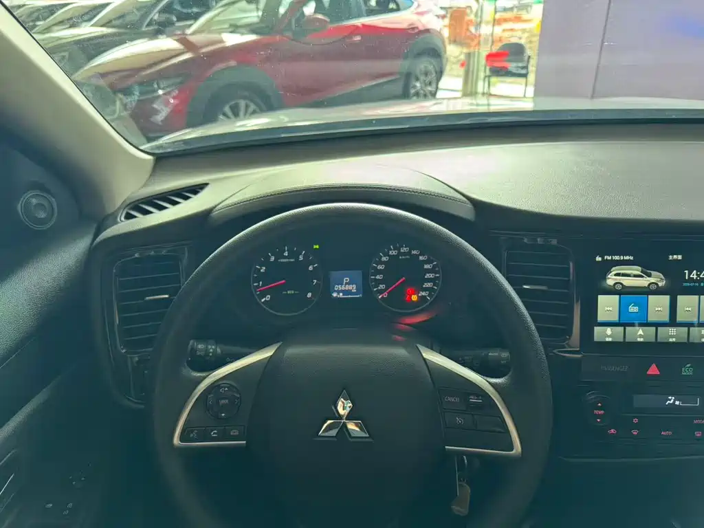 Mitsubishi Outlander — фото 11