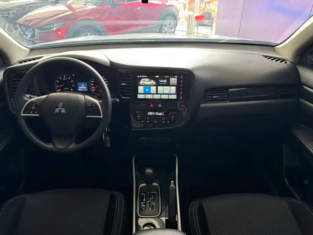 Mitsubishi Outlander — фото 14