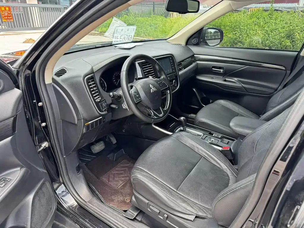 Mitsubishi Outlander — фото 4
