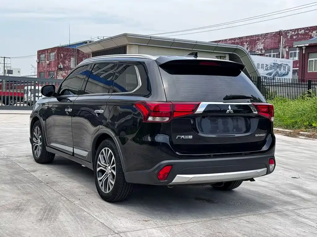 Mitsubishi Outlander — фото 7