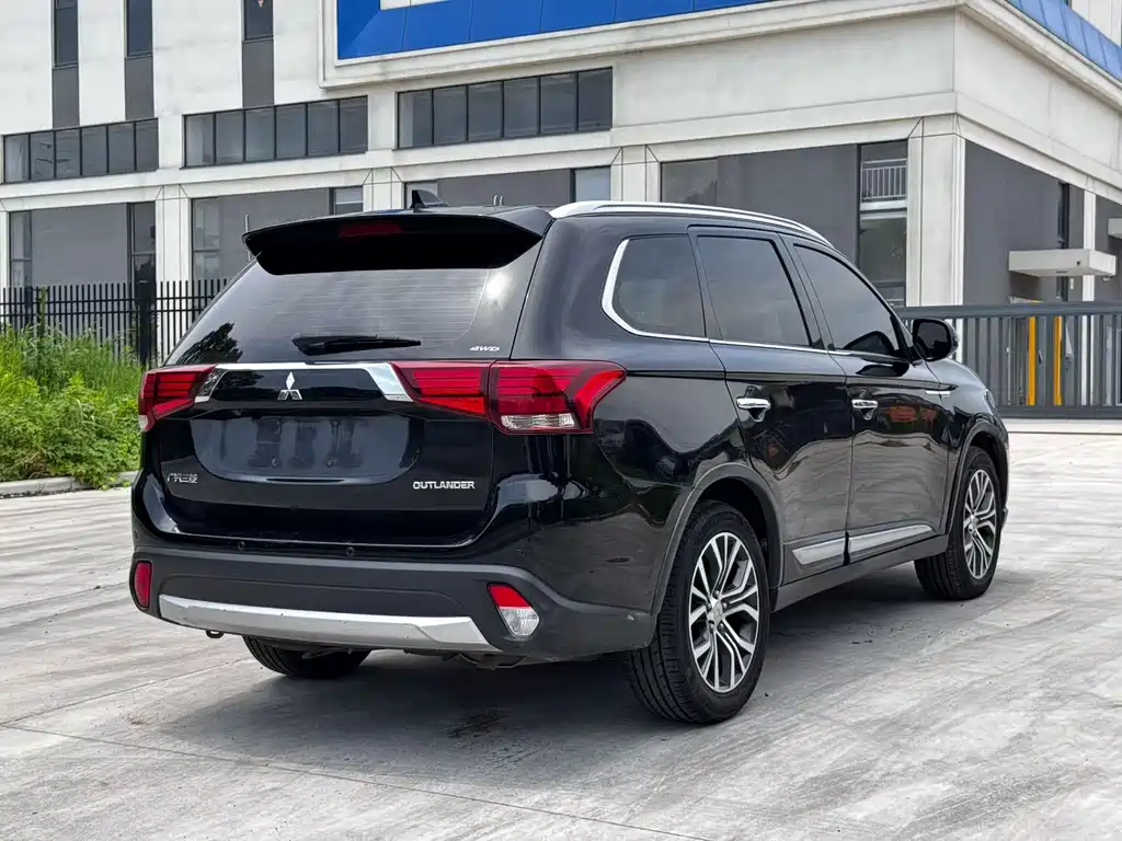 Mitsubishi Outlander — фото 9