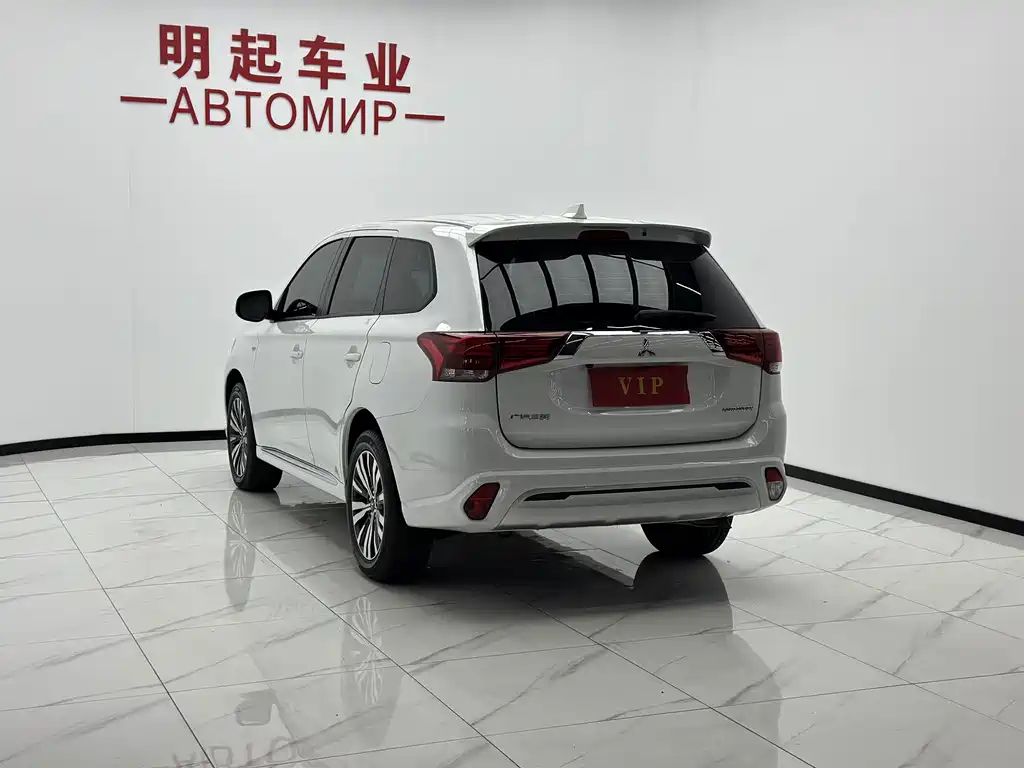Mitsubishi Outlander — фото 8