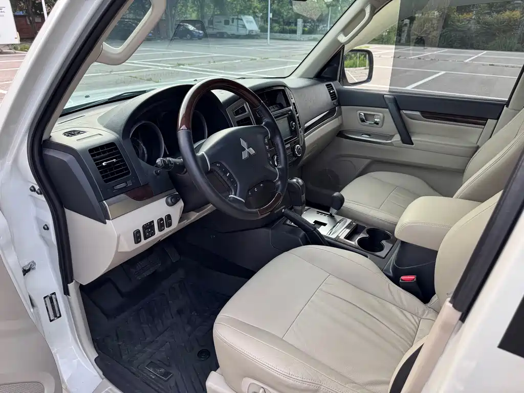 Mitsubishi Pajero (Import) — фото 11
