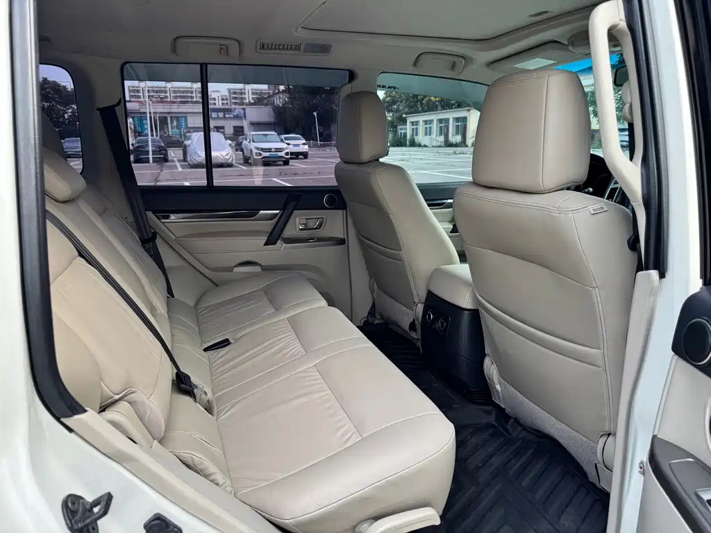 Mitsubishi Pajero (Import) — фото 13