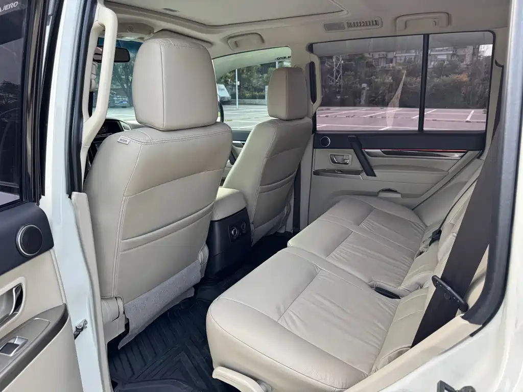 Mitsubishi Pajero (Import) — фото 14