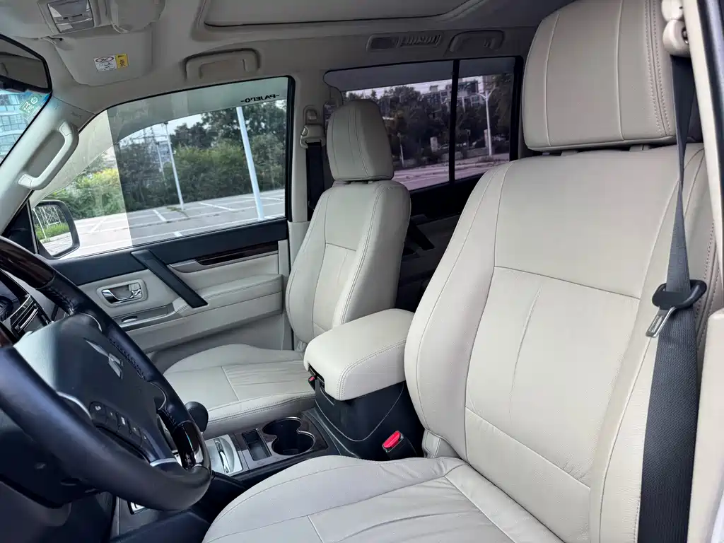 Mitsubishi Pajero (Import) — фото 17