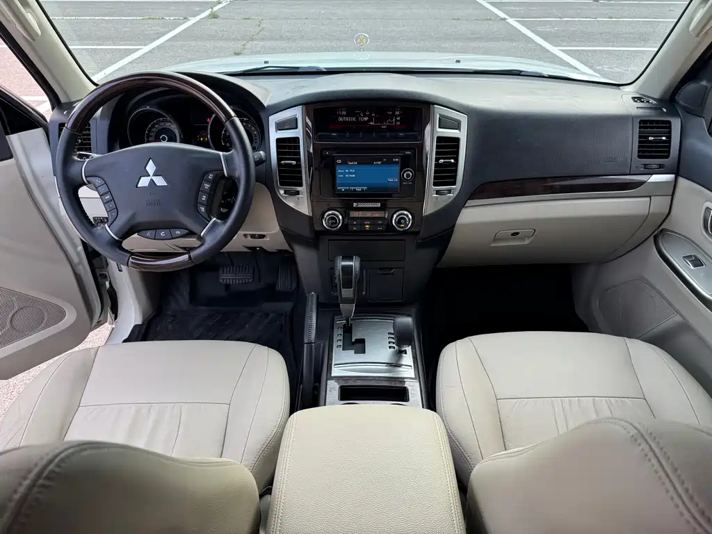 Mitsubishi Pajero (Import) — фото 10