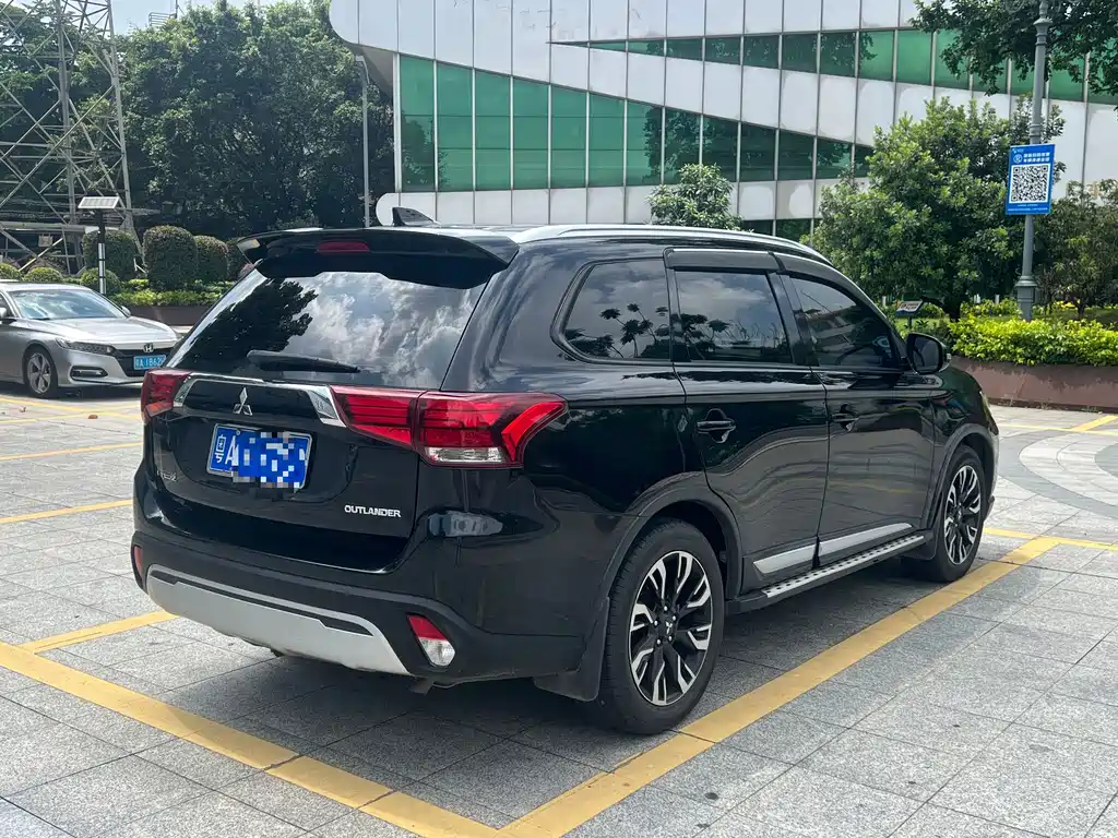 Mitsubishi Outlander — фото 6