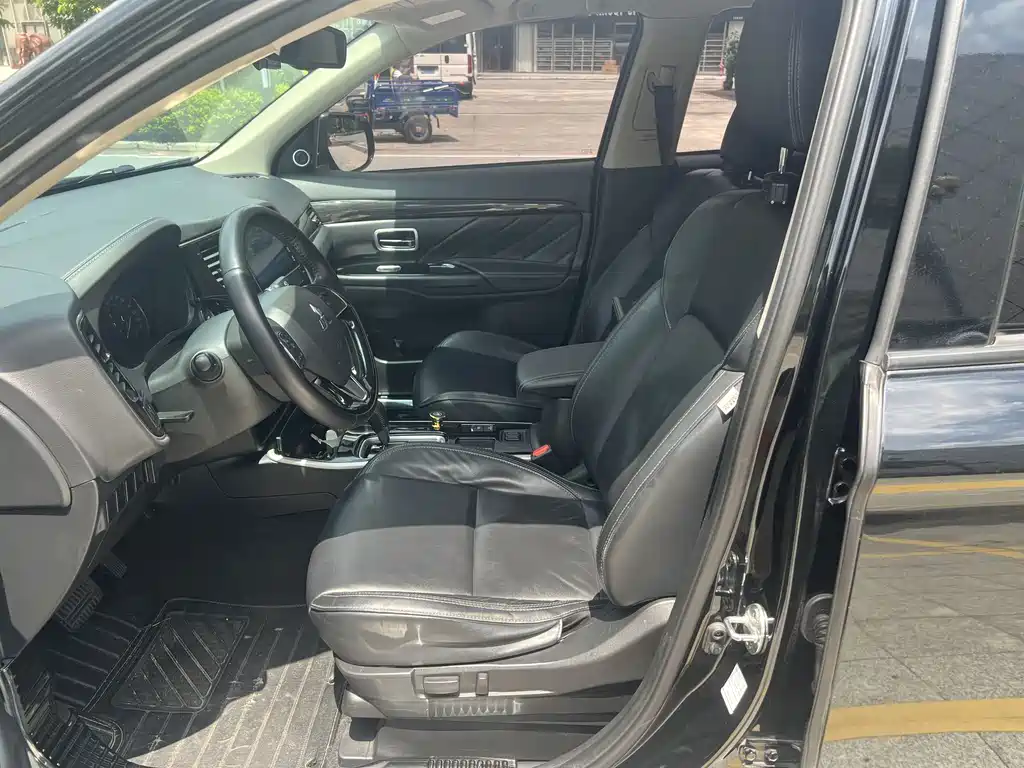 Mitsubishi Outlander — фото 7