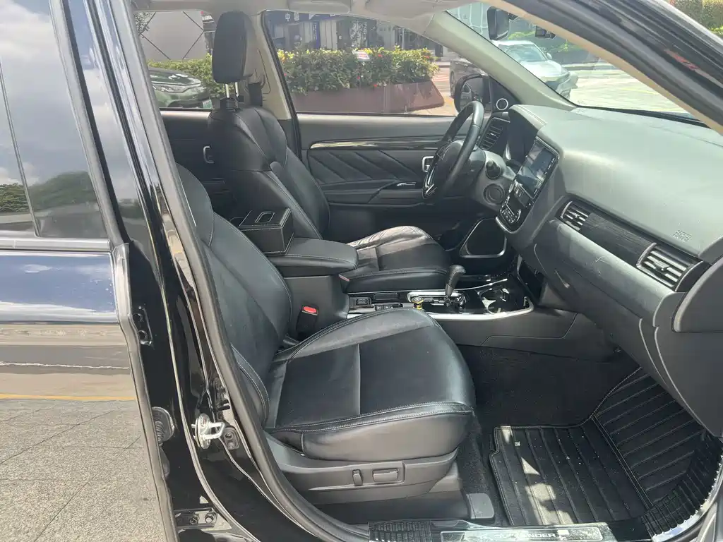 Mitsubishi Outlander — фото 10