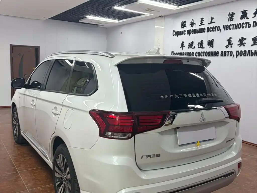 Mitsubishi Outlander — фото 4