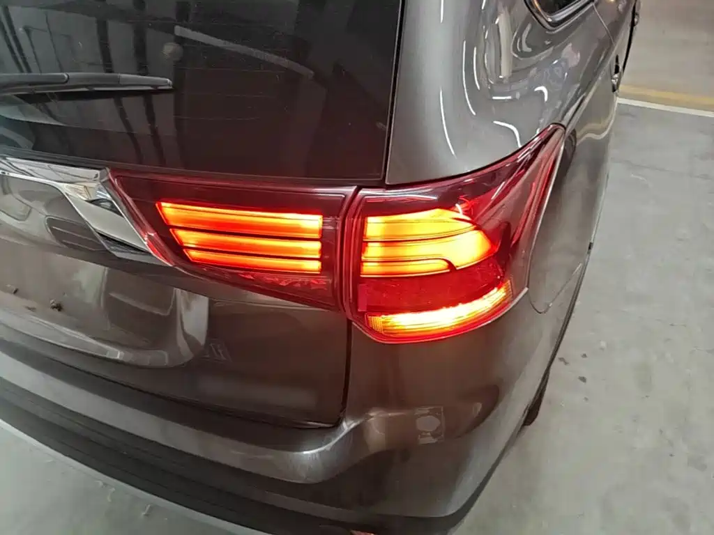 Mitsubishi Outlander — фото 8