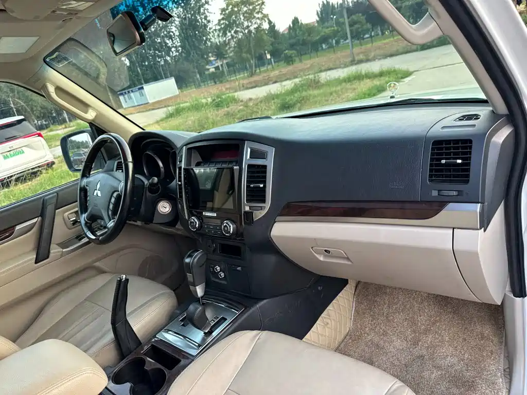 Mitsubishi Pajero (Import) — фото 17