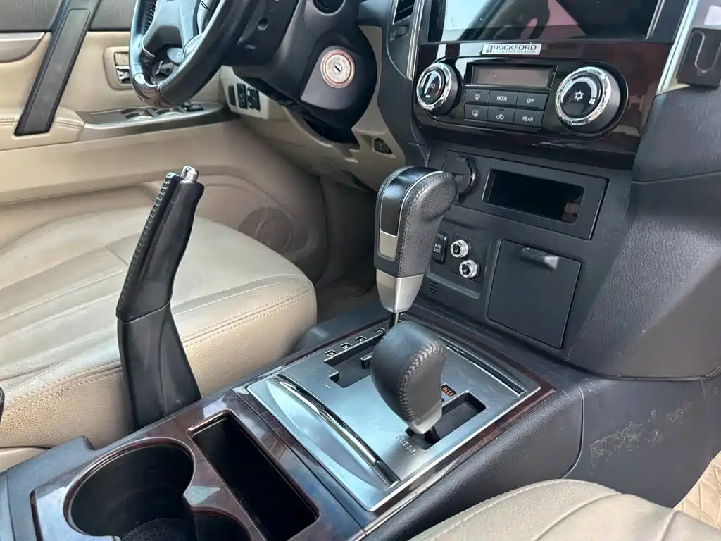 Mitsubishi Pajero (Import) — фото 18