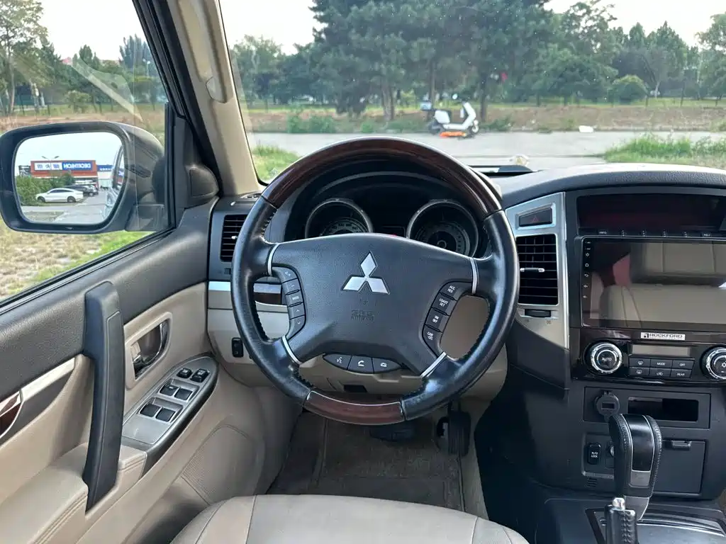 Mitsubishi Pajero (Import) — фото 21