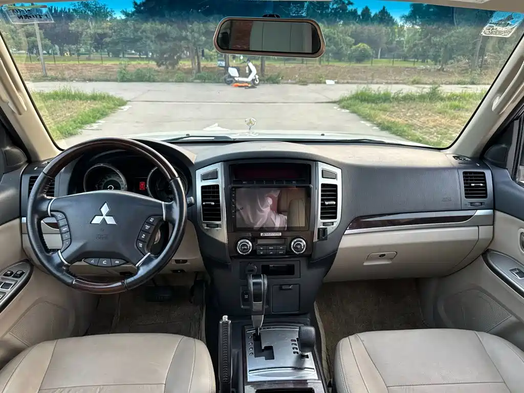 Mitsubishi Pajero (Import) — фото 10