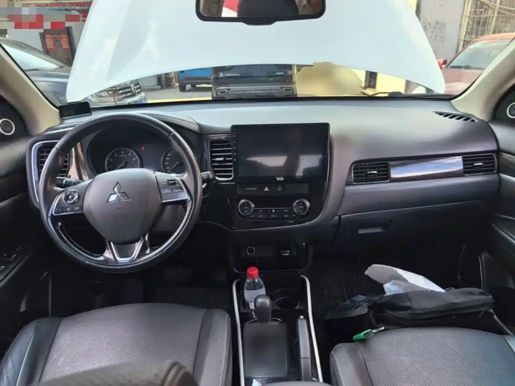 Mitsubishi Outlander — фото 10