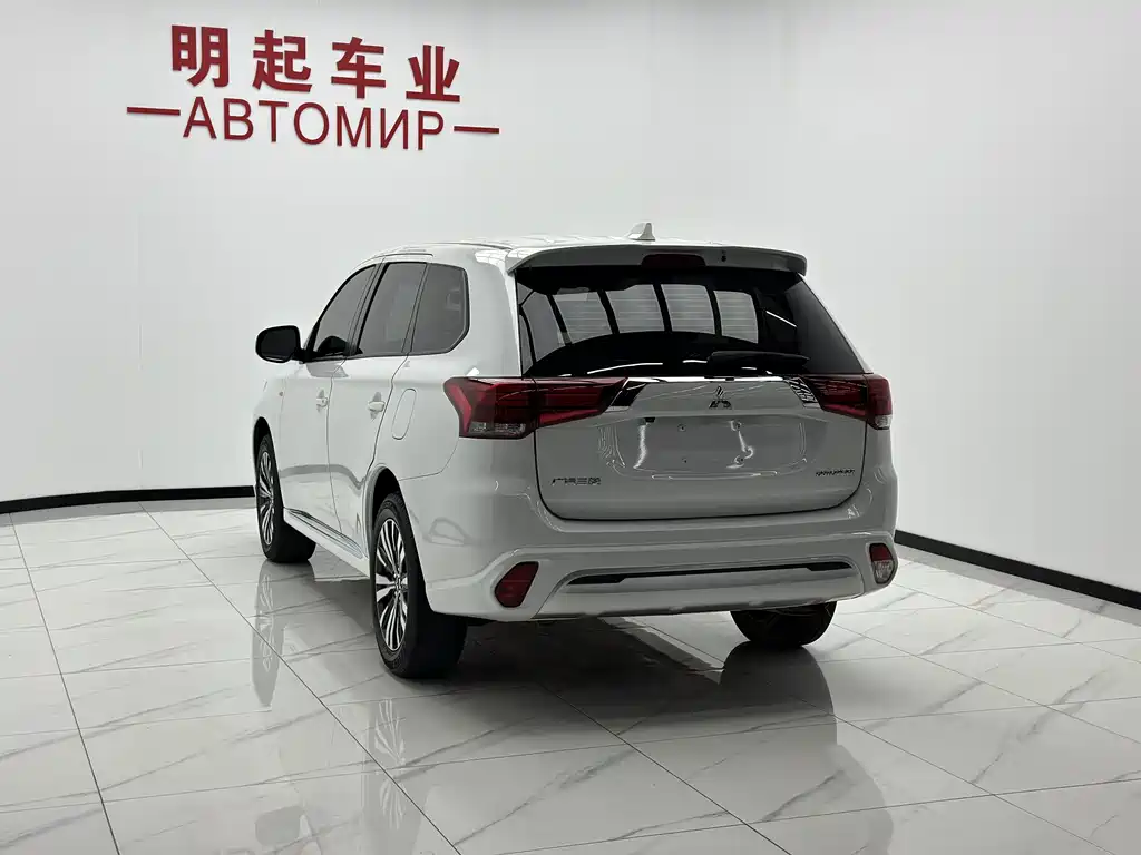 Mitsubishi Outlander — фото 8