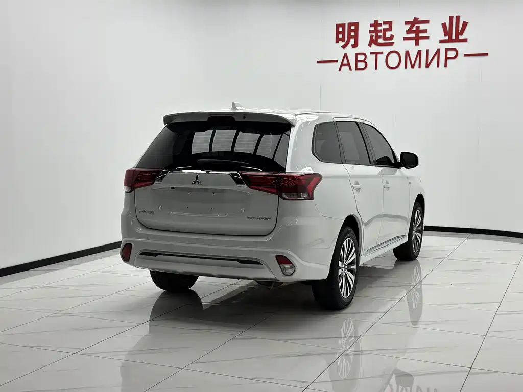 Mitsubishi Outlander — фото 9