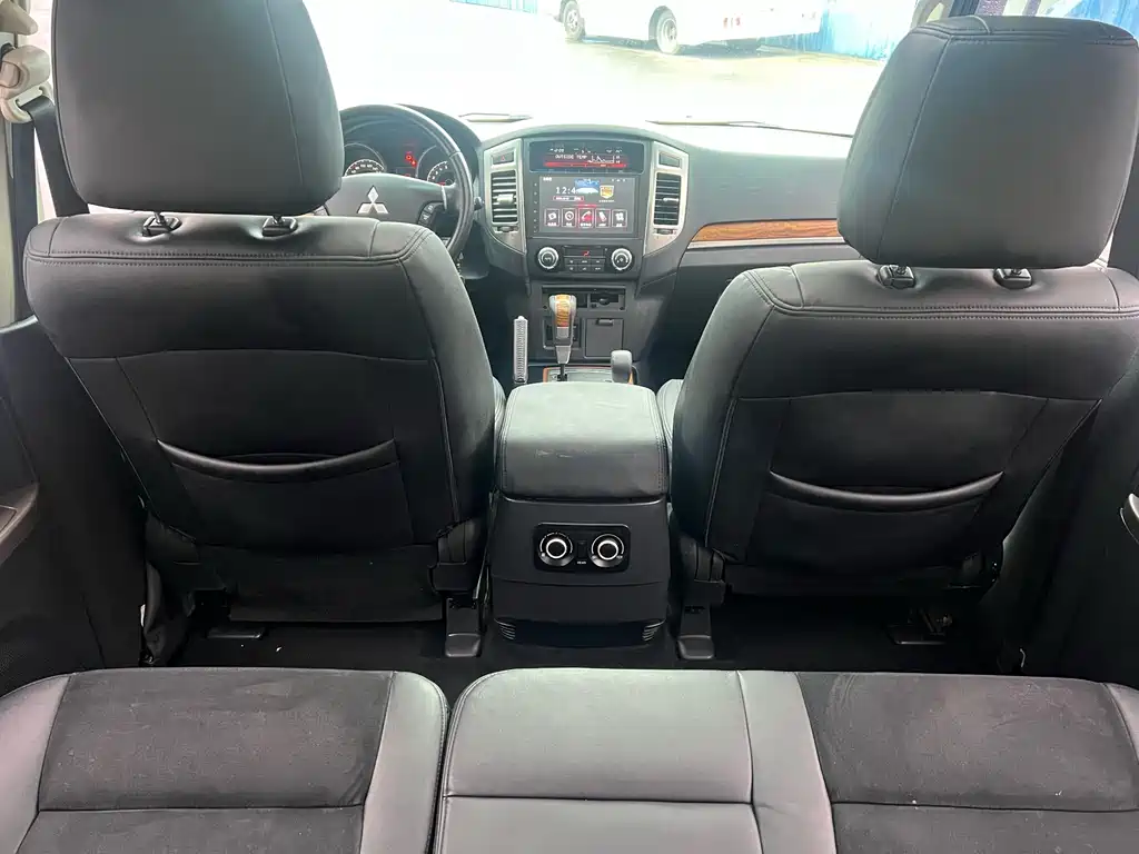 Mitsubishi Pajero (Import) — фото 10