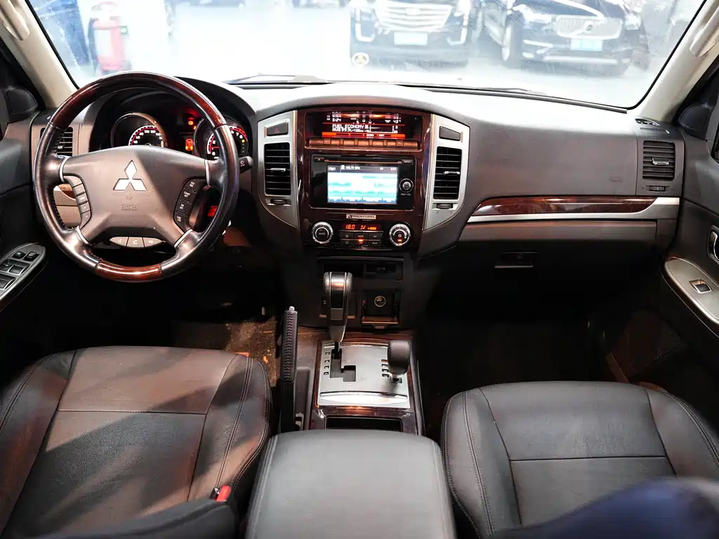 Mitsubishi Pajero (Import) — фото 15