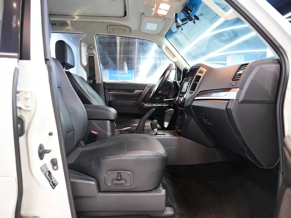 Mitsubishi Pajero (Import) — фото 19
