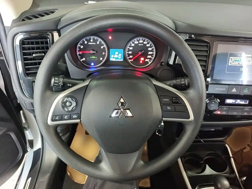 Mitsubishi Outlander — фото 11