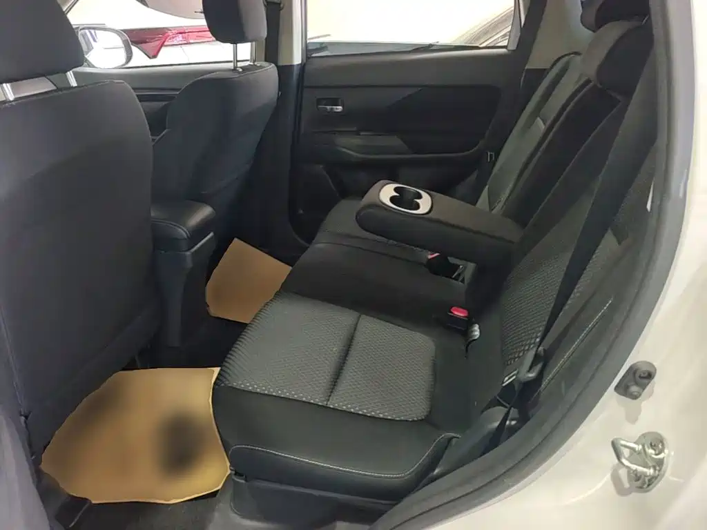 Mitsubishi Outlander — фото 17