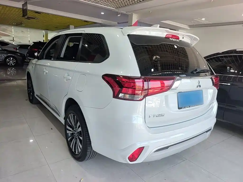 Mitsubishi Outlander — фото 5