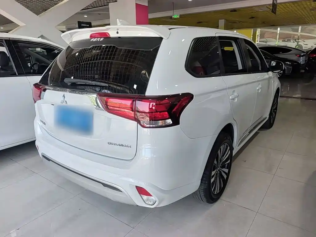 Mitsubishi Outlander — фото 7