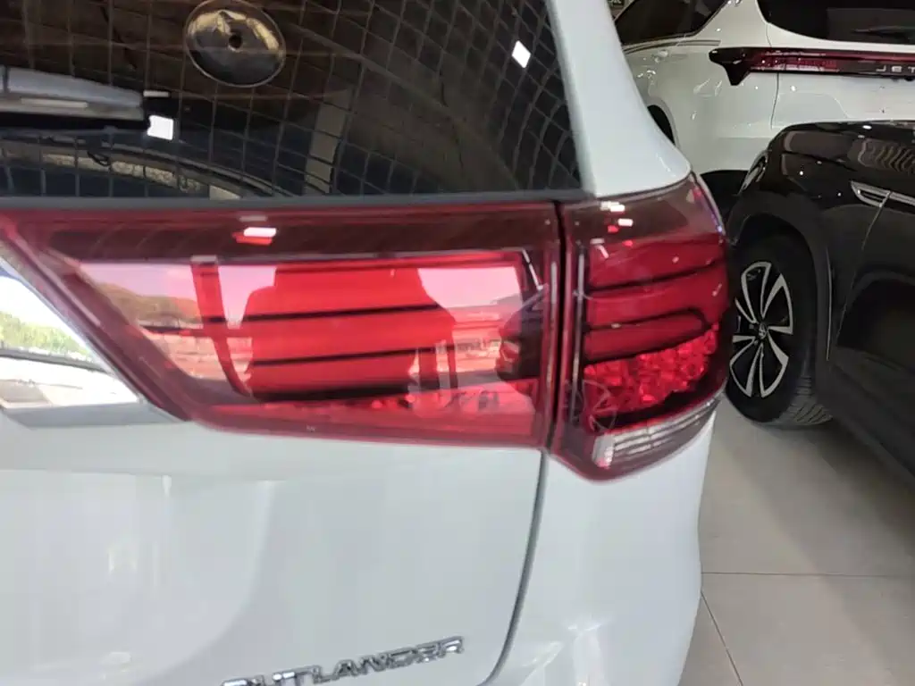 Mitsubishi Outlander — фото 8
