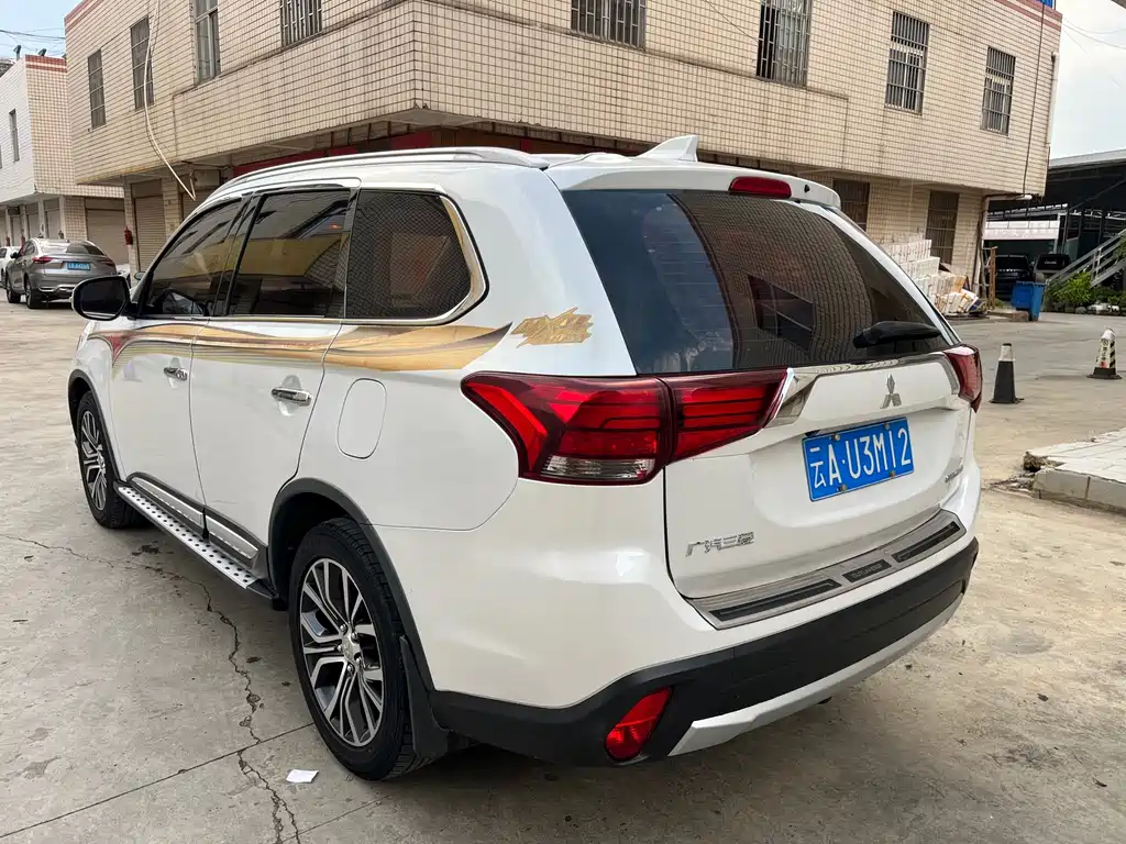 Mitsubishi Outlander — фото 8