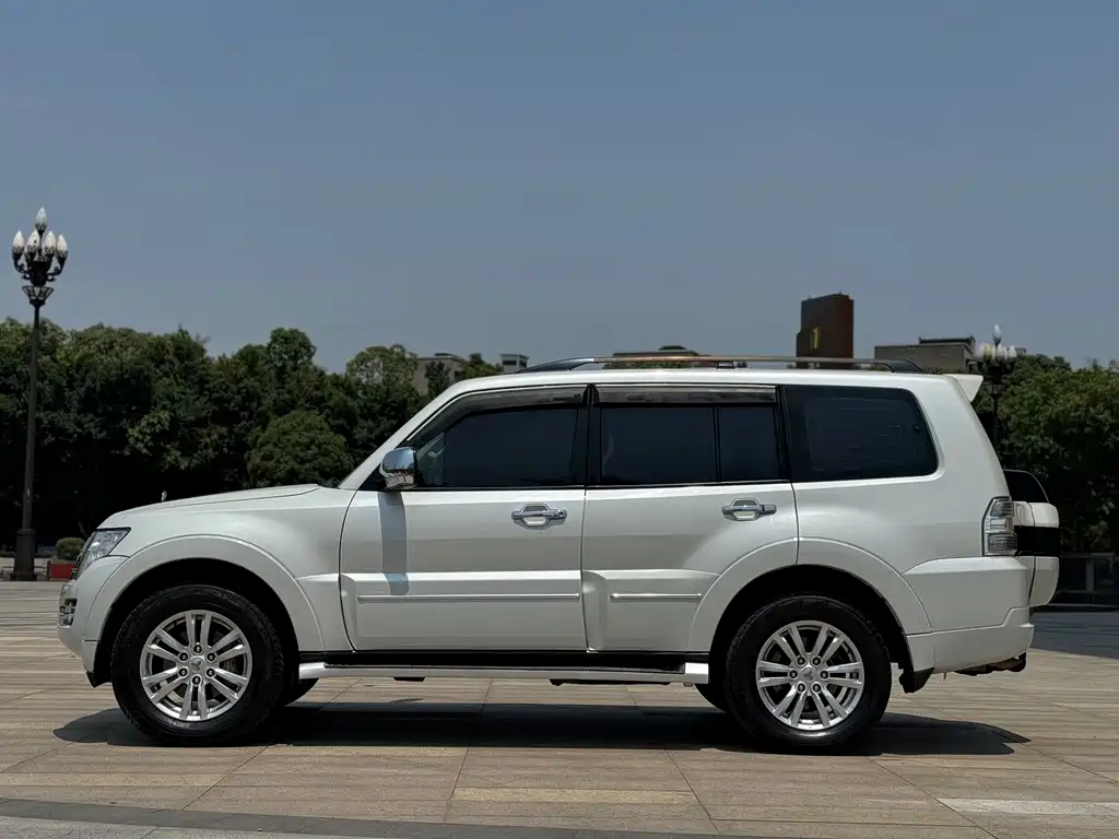 Mitsubishi Pajero (Import) — фото 3