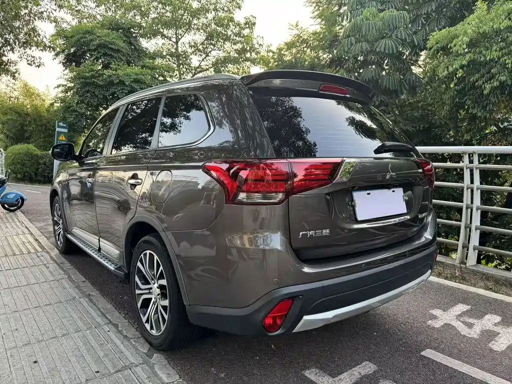 Mitsubishi Outlander — фото 7